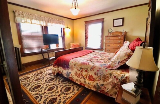 The Marshall Room w/queen bed
