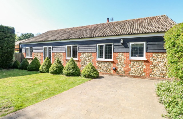 THE MEADOWS COTTAGE, pet friendly, with open fire in Billingford