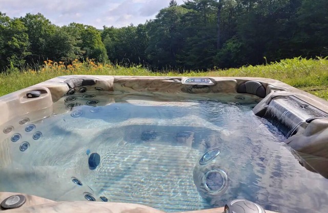 The Meadows House @ Otis Ridge w/7-person hot tub