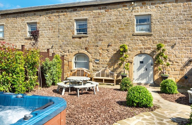 The Milking Parlour Grande -9 bedroom property with hot tub