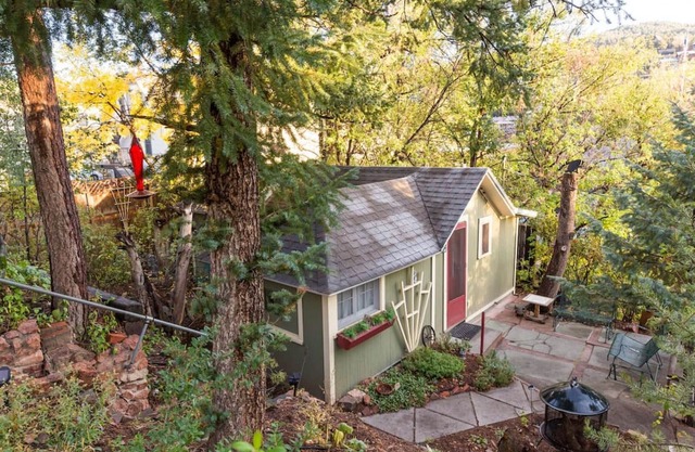 The Nest Cottage in Downtown Manitou. Hot Tub Now Available!