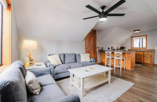 The Nest: Downtown loft style: 2 bedroom: Sleeps 4