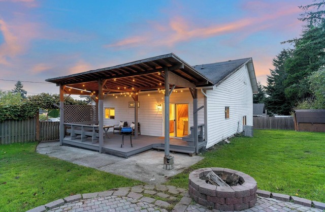 The NorthWest Vibes 6bd/3ba w/GameRoom Covered String Light Deck w/BBQ&Firepit