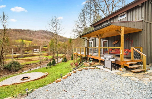 'The Nuthouse on Squirrel Creek': Ski & Hike!
