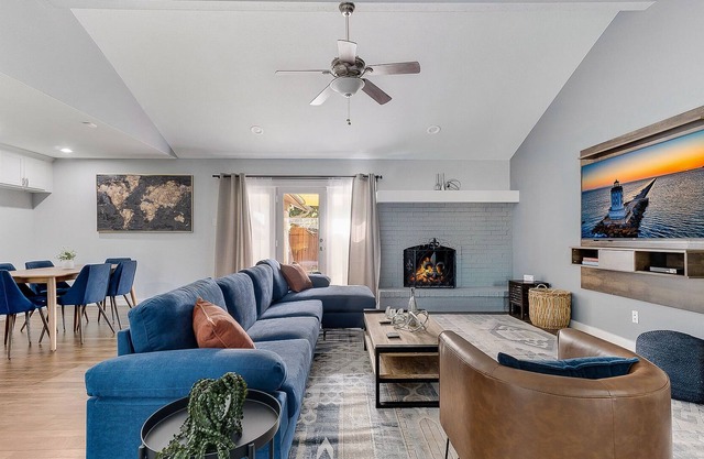 The Oak | King Bed & HUGE Backyard