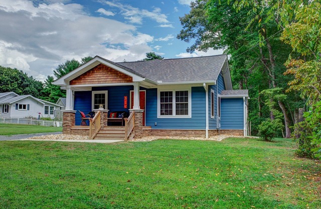 The Oakley House | Quaint, Cabin-Themed Home in Asheville | Close to the Biltmore Estate