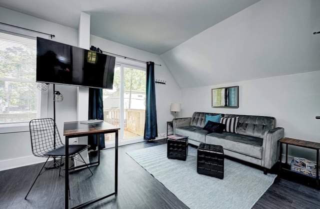 The Oasis Studio is a cozy, pet-friendly vacation rental in Fountain Square, Indianapolis. Enjoy vibrant décor, modern amenities, and walkable access to live music, dining, and art. Perfect for couples or solo travelers seeking a stylish urban escape