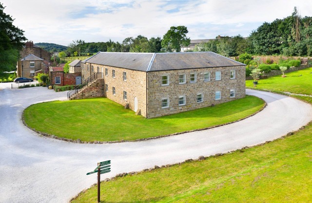 The Old Milking Parlour - 6 bedroom property with hot tub