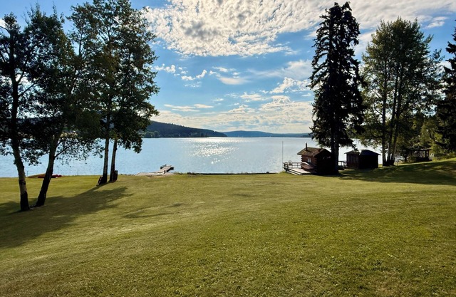The Old Perry House - Lakefront Heritage Retreat