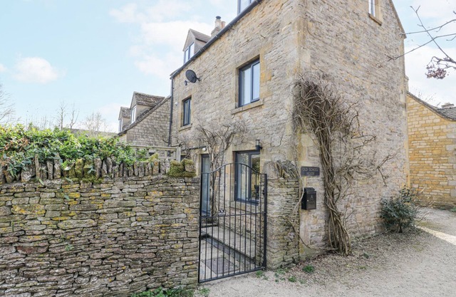 THE OLD SCHOOL HOUSE, pet friendly in Stow-On-The-Wold