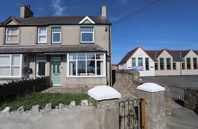 THE OLD SCHOOL HOUSE, pet friendly, with hot tub in Bodorgan
