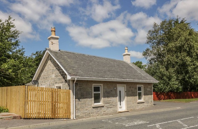 THE OLD TOLL COTTAGE, pet friendly, with a garden in Muirkirk