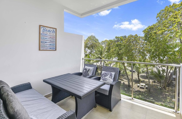 The Palms, Beachfront Condo with AC and pools!