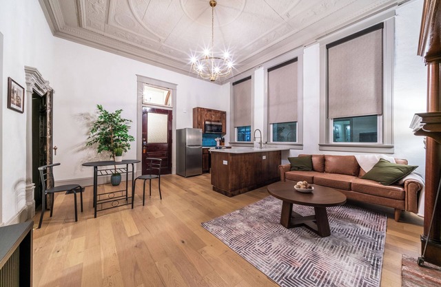 The Peacock Suite - Luxury 1 Bedroom Apartment in Downtown Sedalia
