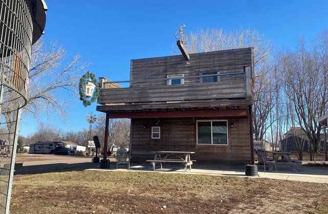 The Pedaler's Rest Retreat - Lakeside Tiny Home for 8 guests