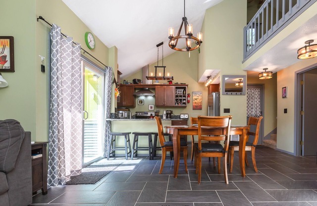 “The Pickle” Cabin Mt Hood - Hot Tub/Fire Pit/Pool/Tennis/Wifi/Parking