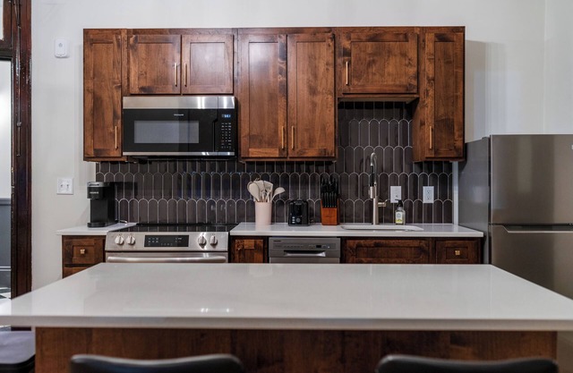The Plum Suite - Spacious, Luxury 1-bedroom Apartment in Downtown Sedalia