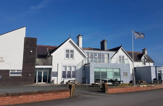 The Powfoot Hotel, Annan