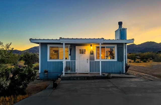 The Raven House - Renovated Homestead Cabin