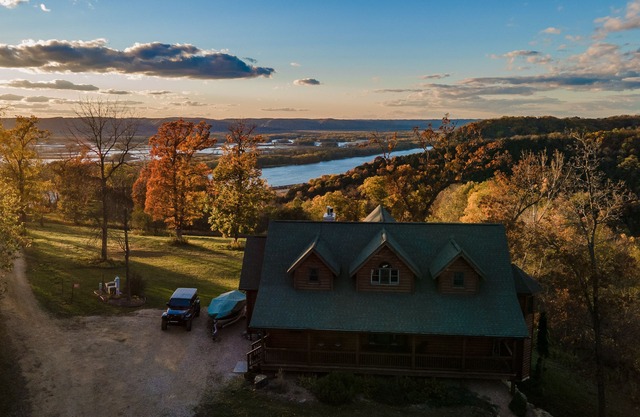 The River View Lodge Sun Set Views over Looking Mississippi River Romantic