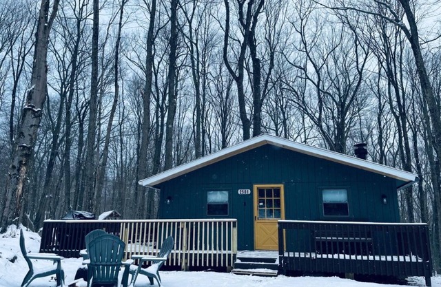 The Romantic Getaway W/Fireplace-Grill-Fire pit-walkable distance to the Lake!