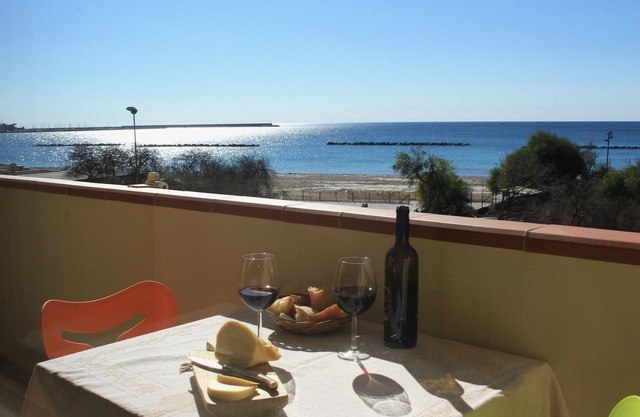 The Romantic Sunset apartment offers you an unforgettable view of the sea