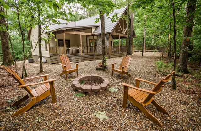 The Roosevelt- Perfect for all! Hot Tub, Free WiFi, FREE Firewood!