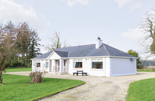 THE ROSSGIER BUNGALOW, pet friendly in Lifford, County Donegal