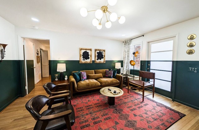 The Scholar Suite | 1 King | Newly Renovated!