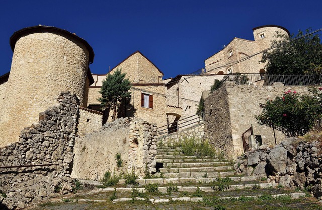 The shelter between the two towers - House in the historic center in the Gran Sasso Park