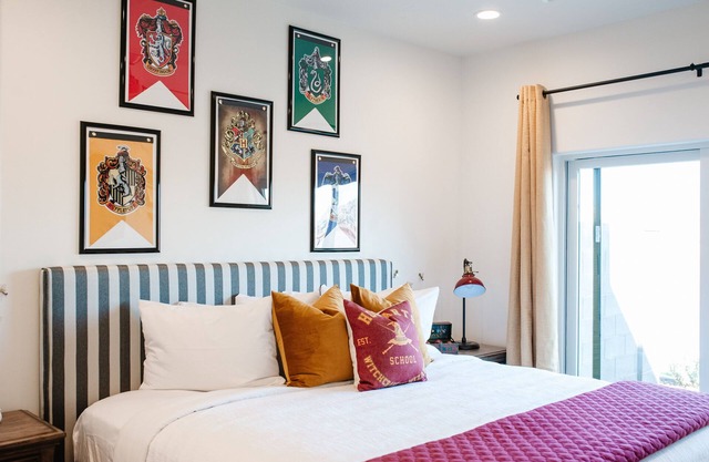The Show House | Cinematic Mountain Views & Movie-Themed Getaway – Kid-Friendly!