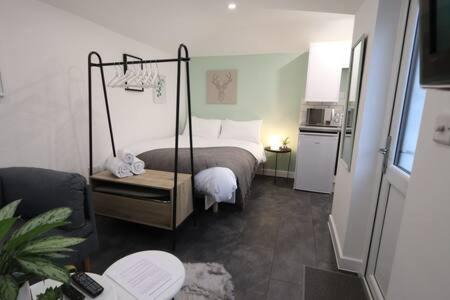 The Snug- Studio in Portishead with Parking