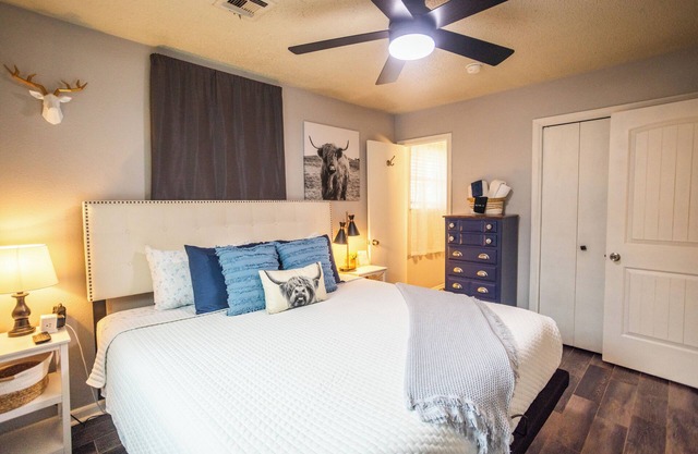 The Southern Suburb. 3-bed Pet Friendly, WiFi, Fireplace, Fenced Yard, and Patio