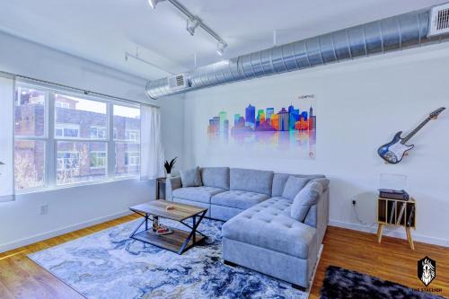 The Stallion #301 - Walk to attractions, Modern Luxe Loft in Downtown Memphis with free covered gated parking
