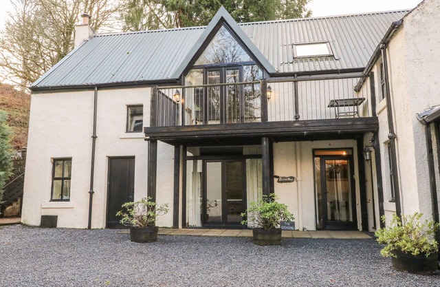 THE STEADING, family friendly, character holiday cottage in Lochawe