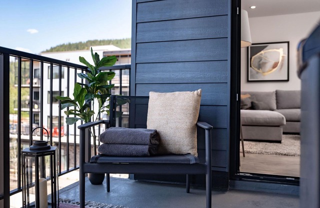 The Stoke Stopover - Revelstoke Condo with Hot Tub
