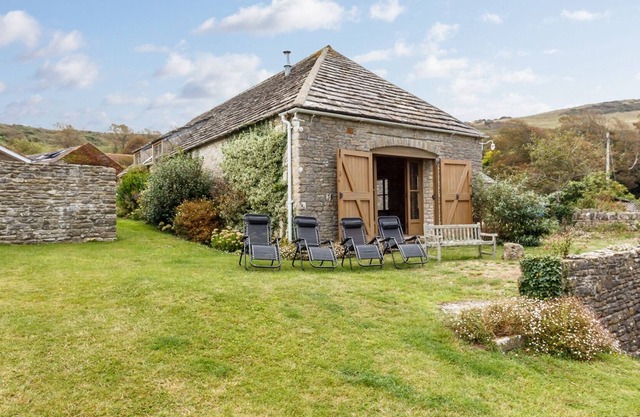 The Stone Barn - 5 bed cottage with sea views