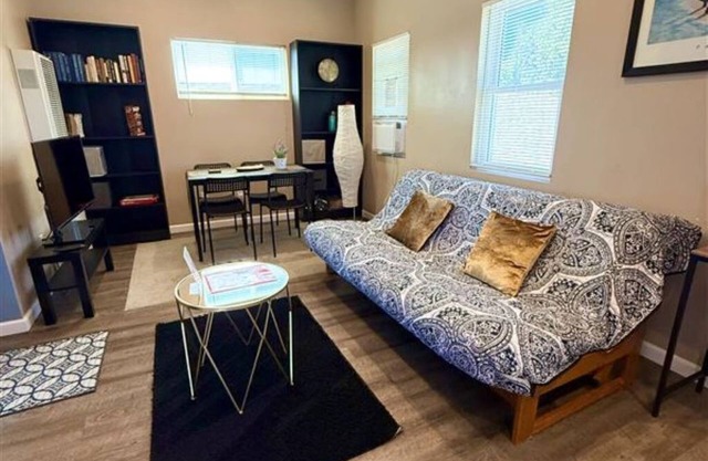 The studio apartment in Clairemont - New AC unitn