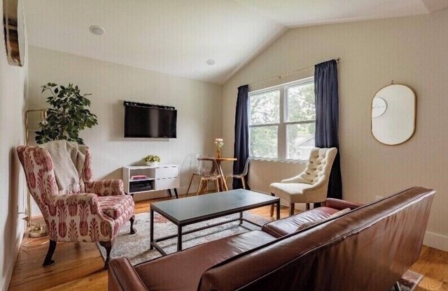 The Studio at Cleveland Park 2 bedroom 2 bathroom Near Lower Broadway