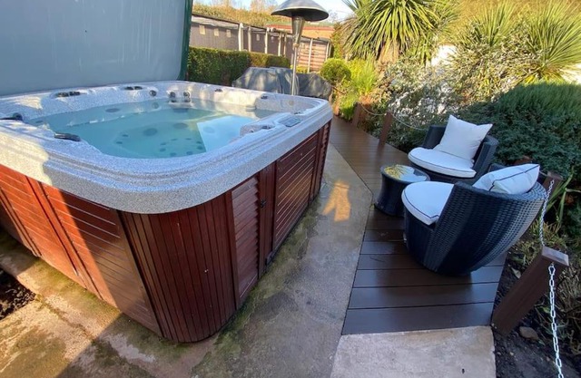 The Studio with Hot Tub in East Budleigh in beautiful countryside