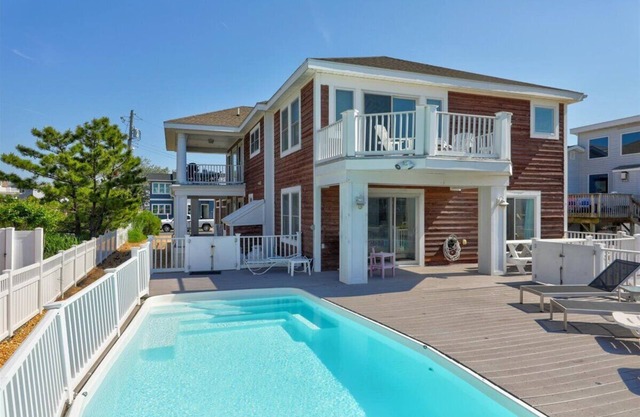 The Sunset House, Bayfront home with many amenities