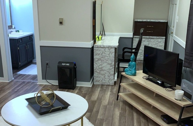 the sweet spot,newly renovated loft, walk 2 Beech Lake, wifi, smart tvs, kitchen