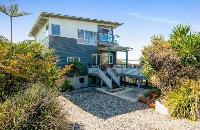The tall house at Chiton Rocks - Free Wifi