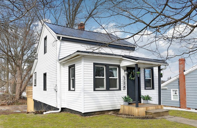 The Towpath Retreat: A Cozy Farmhouse Stay