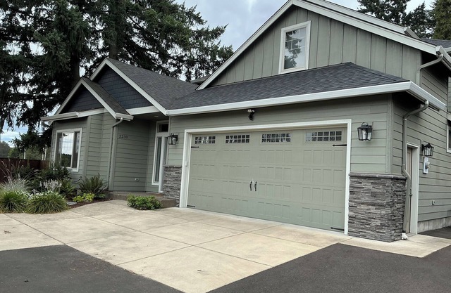 The Track House - 4BR Near UO, Autzen & Hayward, Peaceful & Spacious