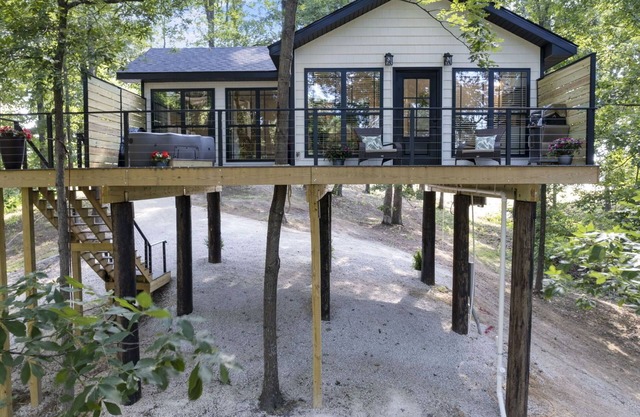 The Twisted Sassafras Treehouse