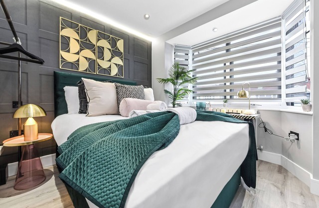 The Ultimate Hangout: 4BR Modern House with Garden