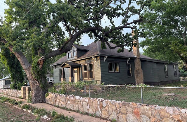The Vandeveer, Stunning Craftsman Estate in Historic Downtown Burnet