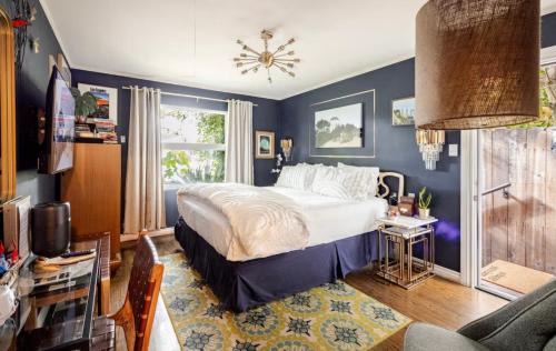 The Vine Studio City - CAL KING - Private Entrance