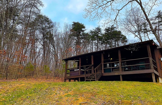 The Walden at Harble Ridge - Newly renovated, 2 bedroom, hot tub, pond, fire pit